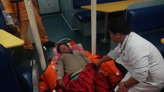 Bệnh nh&acirc;n Giỏi được chăm s&oacute;c t&iacute;ch cực tr&ecirc;n đường&nbsp;về đất liền.