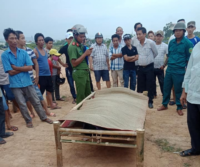 Hiện trường vụ nam thanh ni&ecirc;n nghi treo cổ tự tử. Ảnh: H.N.