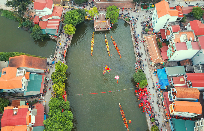 Lễ hội L&agrave;ng Đăm (bơi đăm) thuộc Phường T&acirc;y Tựu (Bắc Từ Li&ecirc;m, H&agrave; Nội) diễn ra 5 năm một lần trong ba ng&agrave;y 9, 10 v&agrave; 11 th&aacute;ng 3 &acirc;m lịch. Trong đ&oacute;, hoạt động thi đua thuyền bơi diễn ra từ ng&agrave;y 9 đến s&aacute;ng 11.  Lễ hội được tổ chức nhằm tưởng nhớ đến Th&agrave;nh ho&agrave;ng l&agrave;ng Bạch Hạc Tam Giang, vị thần che chở, chăm lo việc nước n&ocirc;i cho d&acirc;n c&agrave;y cấy.