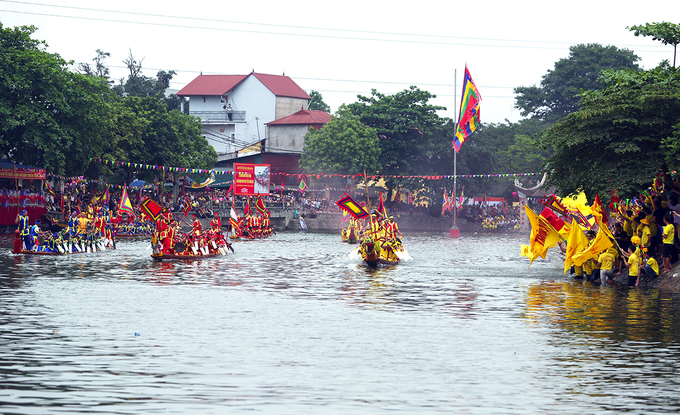 S&aacute;u thuyền bơi được đ&aacute;nh số thứ tự v&agrave; ph&acirc;n biệt theo h&igrave;nh con linh vật ở mũi thuyền. Thuyền của th&ocirc;n Thượng c&oacute; mũi thuyền đầu con Hạc, thuyền th&ocirc;n Trung con Long, thuyền th&ocirc;n Hạ con Ly. Trang phục đội bơi từng th&ocirc;n cũng kh&aacute;c nhau ở m&agrave;u sắc.