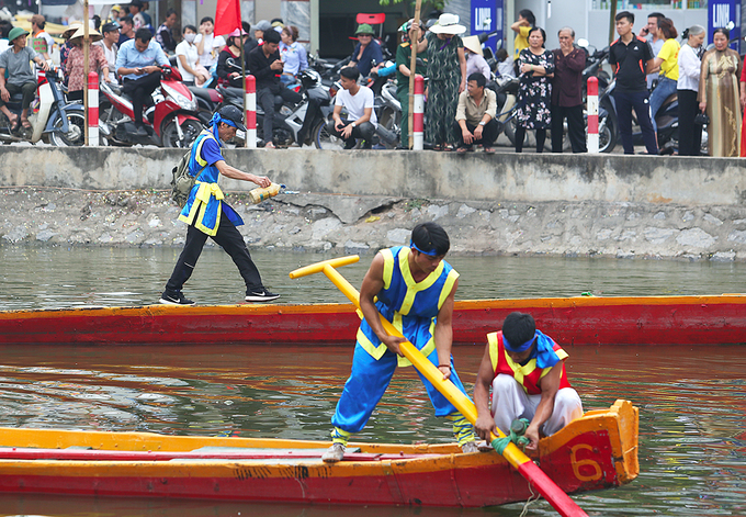 Mỗi thuyền bơi được chuẩn bị kỹ lưỡng từ c&aacute;ch chằng buộc m&aacute;i ch&egrave;o, buộc đầu rồng, kiểm tra khe hở...