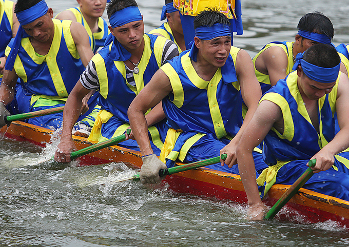 Mỗi thuyền đua c&oacute; 25 người gồm một l&aacute;i ch&iacute;nh, một l&aacute;i phụ...