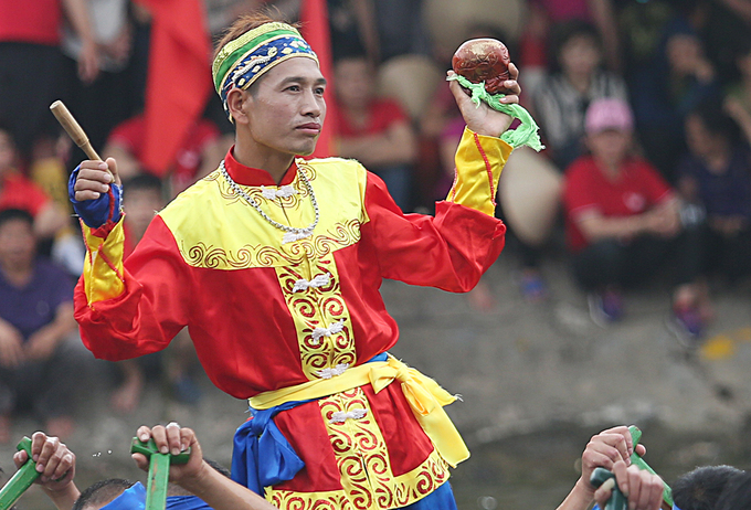 Tr&ecirc;n thuyền, người đ&aacute;nh m&otilde; c&oacute; vai tr&ograve; quan trọng khi thực hiện c&aacute;c động t&aacute;c uyển chuyển, h&ograve; d&ocirc; tiếp th&ecirc;m sức cho tay ch&egrave;o.