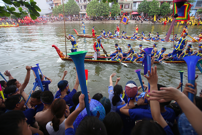 Mỗi th&ocirc;n (miền) khi tham dự đều c&oacute; nh&oacute;m cổ động vi&ecirc;n h&ugrave;ng hậu, họ d&ugrave;ng k&egrave;n, trống, loa, la h&eacute;t t&eacute; nước cổ vũ hết m&igrave;nh cho đội nh&agrave;.