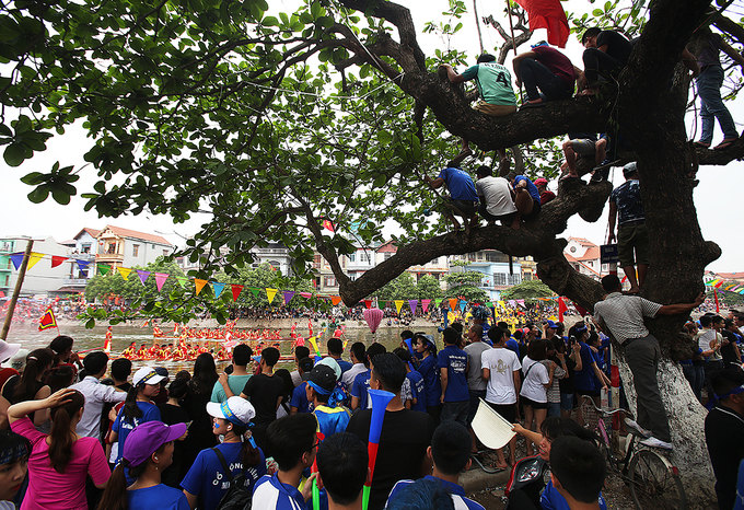 Kh&aacute;n giả đứng, ngồi đ&ocirc;ng đ&uacute;c hai b&ecirc;n bờ s&ocirc;ng Pheo khoảng 2km để theo d&otilde;i cuộc đua.