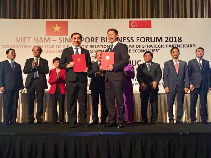 Trước sự chứng kiến của Thủ tướng Nguyễn Xu&acirc;n Ph&uacute;c v&agrave; c&aacute;c bộ, ban ng&agrave;nh của Việt Nam v&agrave; Singapore, Chủ tịch UBND th&agrave;nh phố Huỳnh Đức Thơ trao Bản ghi nhớ cho SMF.&nbsp;