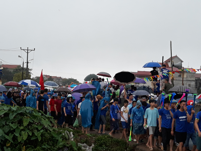 H&agrave; Nội: H&agrave;ng ngh&igrave;n người đội mưa cổ vũ hội bơi Đăm