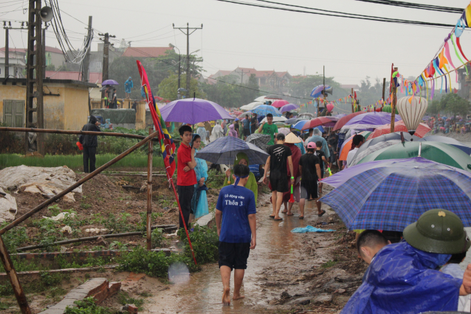 Mưa to k&eacute;o d&agrave;i khiến đường trơn trượt, đi lại rất kh&oacute; khăn nhưng vẫn ko l&agrave;m giảm đi sự cuồng nhiệt của c&aacute;c cổ động vi&ecirc;n.