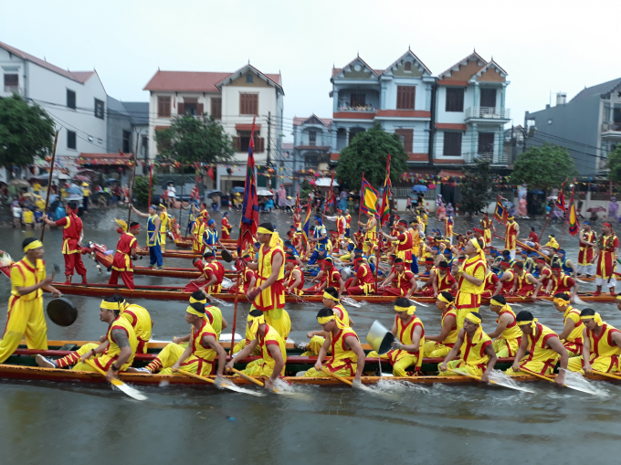 C&oacute; ba đội thi đại diện cho 3 miền, mỗi đội c&oacute; 2 thuyền được đ&aacute;nh số từ 1 đến 6. Miền Hạ m&agrave;u xanh, miền Trung m&agrave;u v&agrave;ng, miền Thượng m&agrave;u đỏ.