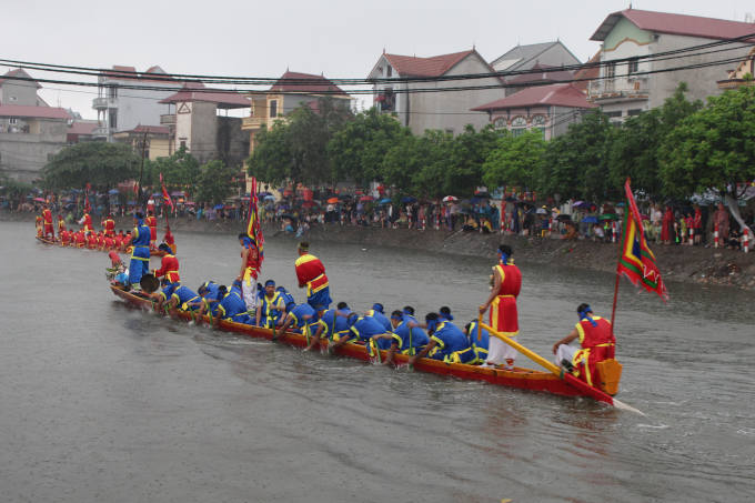 Mỗi thuyền c&oacute; 25 người, gồm những người con trai khỏe mạnh, vạm vỡ. Ngo&agrave;i c&aacute;c tay ch&egrave;o, tr&ecirc;n thuyền c&ograve;n c&oacute; người g&otilde; m&otilde;, người cầm s&agrave;o, người m&uacute;c nước t&eacute; ra ngo&agrave;i gi&uacute;p thuyền kh&ocirc;ng bị ch&igrave;m. Mỗi người một nhiệm vụ nhưng phải đo&agrave;n kết v&agrave; hiểu &yacute; nhau th&igrave; thuyền mới c&oacute; thể lướt nhanh.
