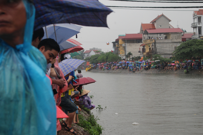 H&agrave; Nội: H&agrave;ng ngh&igrave;n người đội mưa cổ vũ hội bơi Đăm