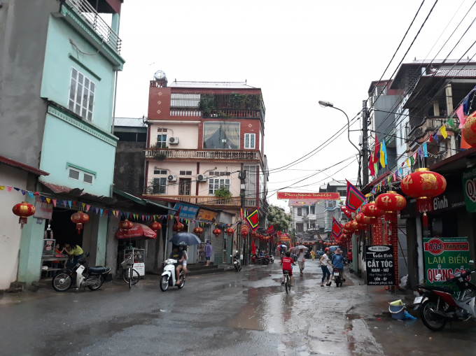 B&ecirc;n cạnh khu ch&iacute;nh hội, dọc đường T&acirc;y Tựu, người d&acirc;n trang tr&iacute; đ&egrave;n lồng, treo cờ h&agrave;ng th&aacute;ng nay để hưởng ứng kh&ocirc;ng kh&iacute; hội l&agrave;ng, đồng thời đ&oacute;n bằng c&ocirc;ng nhận lễ hội l&agrave;ng Đăm l&agrave; di sản văn h&oacute;a phi vật thể cấp quốc gia.