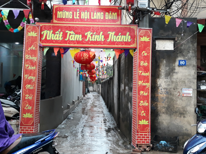 C&aacute;c ng&otilde;, ng&aacute;ch v&agrave;o nh&agrave; d&acirc;n cũng được trang tr&iacute; rực rỡ với cổng ch&agrave;o ho&agrave;nh tr&aacute;ng.