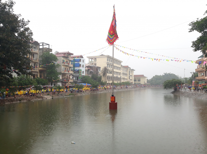 Kh&uacute;c s&ocirc;ng Thủy Giang(s&ocirc;ng Pheo), nơi diễn ra cuộc thi đua thuyền của 3 miền. C&oacute; tất cả 6 thuyền dự thi đại diện cho 3 miền, thuyền dự thi với k&yacute; hiệu bằng m&agrave;u sắc trang phục. Qu&atilde;ng đường đua của cuộc thi d&agrave;i 2000 m&eacute;t.