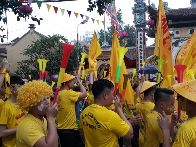 C&aacute;c cổ động vi&ecirc;n với k&egrave;n, loa, h&ograve; reo, diễu h&agrave;nh dọc theo kh&uacute;c s&ocirc;ng để cổ vũ cho đội nh&agrave;.