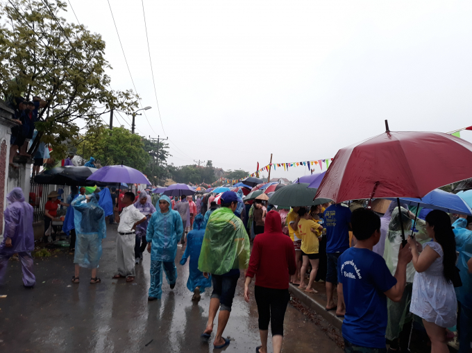 8h s&aacute;ng ng&agrave;y 10/3 (25/4 dương lịch), bắt đầu diễn ra cuộc thi đua thuyền, mặc d&ugrave; thời tiết ko thuận lợi, trời mưa to k&eacute;o d&agrave;i nhưng người d&acirc;n, cổ động vi&ecirc;n vẫn nhiệt t&igrave;nh che &ocirc;, mặc &aacute;o mưa đứng dọc 2 b&ecirc;n kh&uacute;c s&ocirc;ng cổ vũ c&aacute;c đội thi đấu.