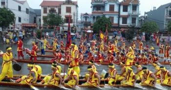 Hà Nội: Hàng nghìn người đội mưa cổ vũ hội bơi Đăm