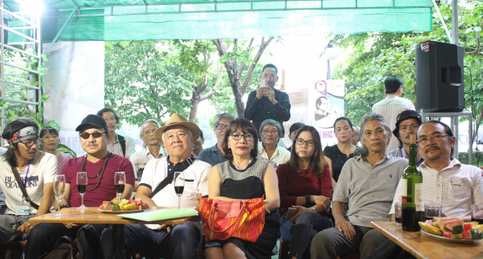 B&agrave; Trịnh Vĩnh Trinh (em g&aacute;i &uacute;t của nhạc sĩ t&agrave;i hoa Trịnh C&ocirc;ng Sơn) c&ugrave;ng anh em văn nghệ sĩ tham gia buổi lễ.