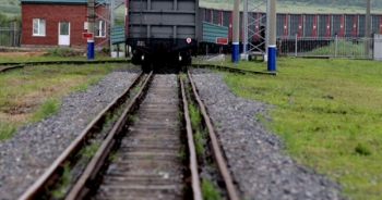 Ấn Độ: Tàu hỏa va chạm xe buýt, 12 trẻ em thiệt mạng