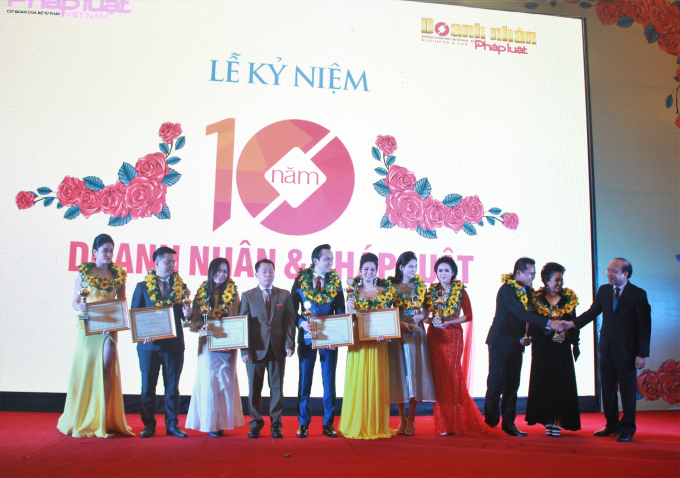 Trao Kỷ niệm chương cho c&aacute;c DN l&agrave; gương mặt trang b&igrave;a của ấn phẩm DN&amp;amp;amp;PL