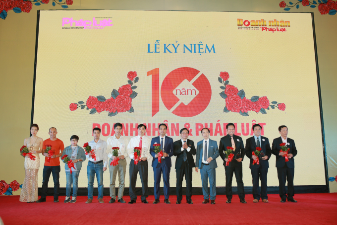 Đại diện B&aacute;o Ph&aacute;p luật Việt Nam l&ecirc;n chứng nhận v&agrave; tặng hoa cho c&aacute;c cộng t&aacute;c vi&ecirc;n xuất sắc.