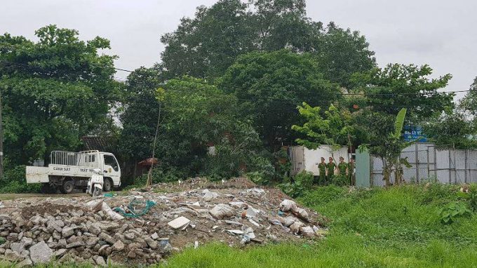 C&ocirc;ng an quận Nam Từ Li&ecirc;m tiến h&agrave;nh dẫn đối tượng Sơn đến hiện trường để thực nghiệm hiện trường.