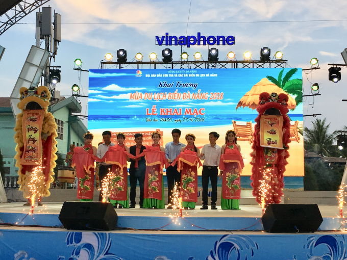 L&atilde;nh đạo Sở Du lịch TP Đ&agrave; Nẵng, BQL b&aacute;n đảo Sơn Tr&agrave; v&agrave;&nbsp;c&aacute;c b&atilde;i biển&nbsp;du lịch Đ&agrave; Nẵng... cắt băng khai mạc m&ugrave;a lễ hội.