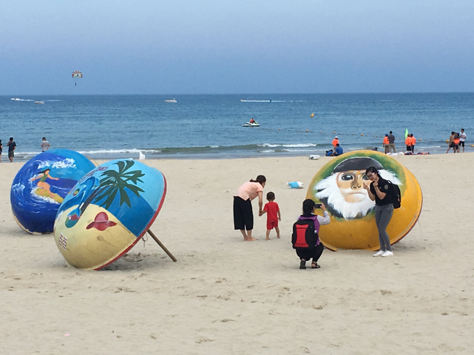 C&aacute;c bạn trẻ h&aacute;o hức chụp ảnh kỷ niệm tại c&aacute;c khu vực check-in được ban tổ chức kh&eacute;o l&eacute;o sắp xếp.