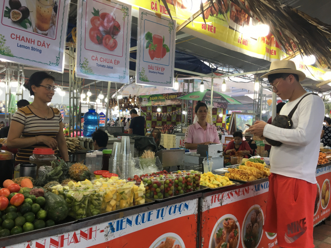 Du kh&aacute;ch H&agrave;n Quốc m&ecirc; mẩn trước thi&ecirc;n đường đồ ăn vặt tại đ&acirc;y.