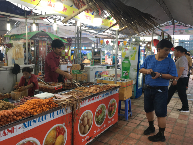 Đa dạng đồ ăn uống trong dịp lễ hội ch&agrave;o đ&oacute;n m&ugrave;a h&egrave;.