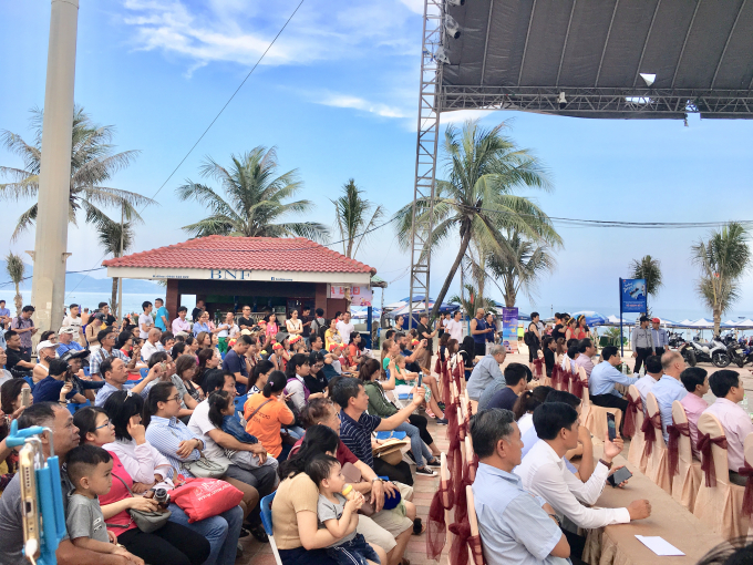 Kh&aacute;n giả theo d&otilde;i chương tr&igrave;nh khai mạc m&ugrave;a du lịch biển Đ&agrave; Nẵng 2018.