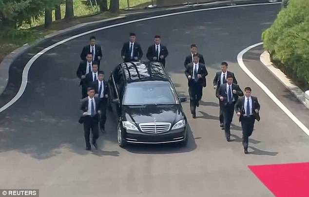 Xe được trang bị động cơ V12 6.0L tăng &aacute;p k&eacute;p, cho c&ocirc;ng suất cực đại 530 m&atilde; lực v&agrave; m&ocirc;-men xoắn cực đại 830 Nm. S600 Pullman Guard c&oacute; vận tốc tối đa khoảng 160 km/h. (Ảnh: Reuters)