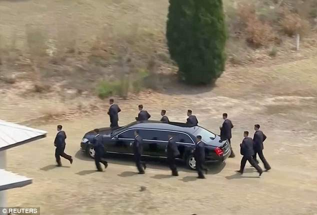 Gi&aacute; xe Mercedes-Benz S600 Pullman Guard tr&ecirc;n thị trường c&oacute; thể l&ecirc;n đến 2 triệu USD, t&ugrave;y mức độ chống đạn v&agrave; trang bị t&ugrave;y chọn k&egrave;m theo.