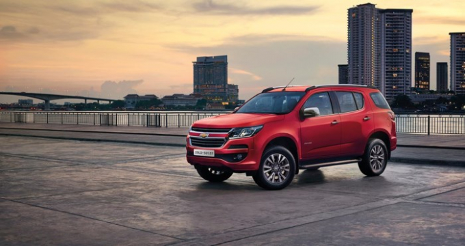 Thị trường &ocirc; t&ocirc; ph&acirc;n kh&uacute;c SUV 7 chỗ th&ecirc;m &ldquo;n&oacute;ng&rdquo; khi mẫu xe mới Chevrolet Trailblazer nhập khẩu nguy&ecirc;n chiếc từ Th&aacute;i Lan về nước.