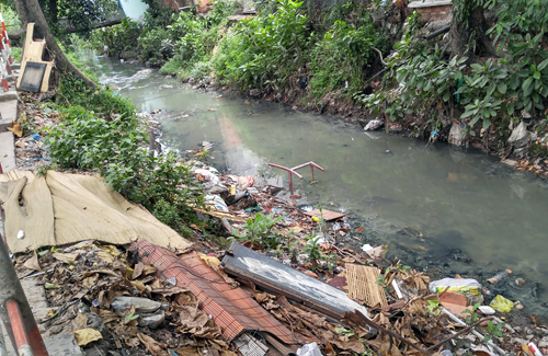 K&ecirc;nh Hy Vọng l&agrave; một trong 3 hướng tho&aacute;t nước của s&acirc;n bay T&acirc;n Sơn Nhất, đang&nbsp;bị lấn chiếm v&agrave; tắc nghẽn d&ograve;ng chảy. Ảnh:&nbsp;Hữu Nguy&ecirc;n.