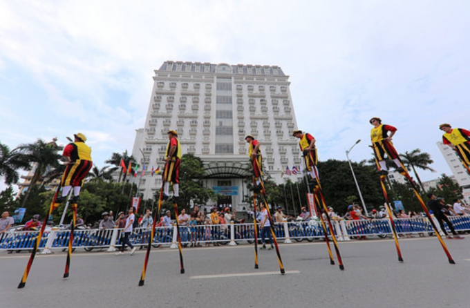 Festival Huế 2018: &ldquo;Sắc m&agrave;u văn h&oacute;a&rdquo; c&aacute;c quốc gia tr&ecirc;n đường phố Cố đ&ocirc; Huế