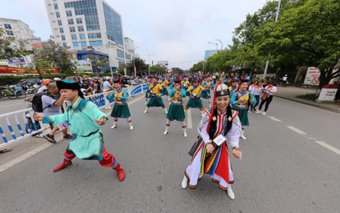 Festival Huế 2018: &ldquo;Sắc m&agrave;u văn h&oacute;a&rdquo; c&aacute;c quốc gia tr&ecirc;n đường phố Cố đ&ocirc; Huế