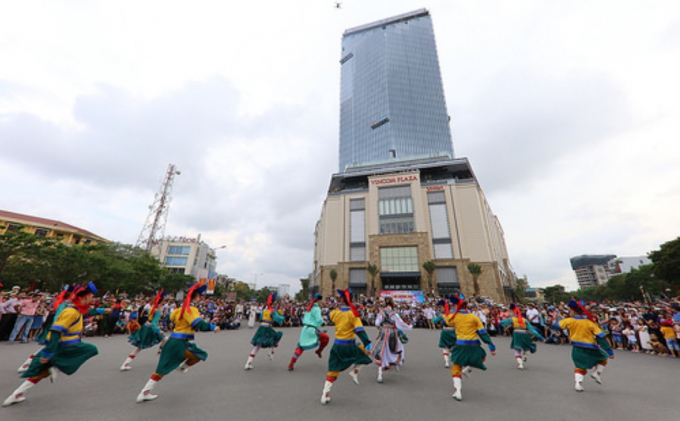 Festival Huế 2018: &ldquo;Sắc m&agrave;u văn h&oacute;a&rdquo; c&aacute;c quốc gia tr&ecirc;n đường phố Cố đ&ocirc; Huế