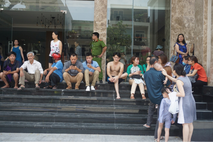 Đang nghỉ trưa, người d&acirc;n hốt hoảng th&aacute;o chạy khỏi chung cư F.Home.