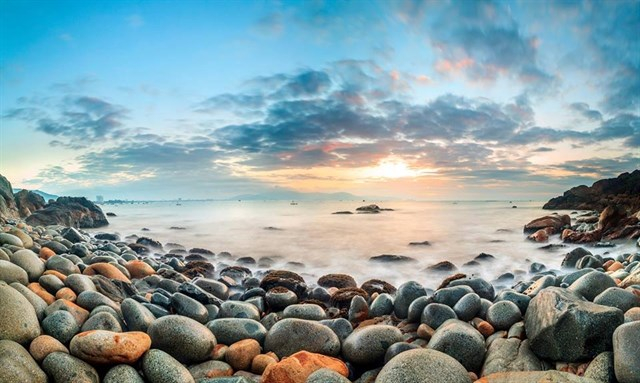 B&atilde;i tắm Ho&agrave;ng Hậu (B&atilde;i Trứng) nằm trong khu du lịch Ghềnh R&aacute;ng, l&agrave; nơi Nam Phương Ho&agrave;ng Hậu lựa chọn để nghỉ dưỡng trước đ&acirc;y. B&atilde;i tắm c&oacute; những h&ograve;n đ&aacute; nhỏ tr&ograve;n như quả trứng xếp chồng l&ecirc;n nhau rất bắt mắt