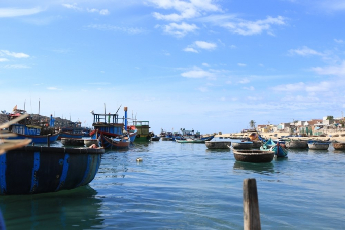 &nbsp;Tới l&agrave;ng ch&agrave;i Nhơn Hải, du kh&aacute;ch c&oacute; thể cảm nhận nhịp sống địa phương, trải nghiệm đ&aacute;nh bắt hải sản v&agrave; thưởng thức hải sản tươi sống.