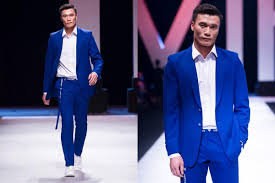 B&ugrave;i Tiến Dũng tr&igrave;nh diễn thời trang.