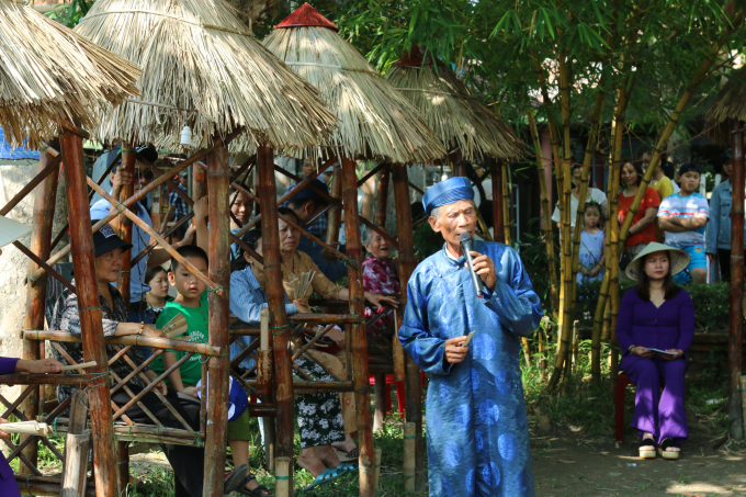 Tr&ograve; chơi b&agrave;i ch&ograve;i ở chợ qu&ecirc; ng&agrave;y hội cầu Ng&oacute;i Thanh To&agrave;n.