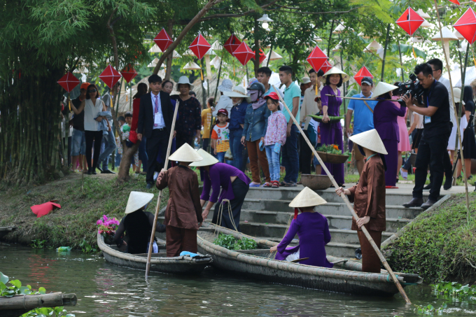 Tấp nập mua b&aacute;n.