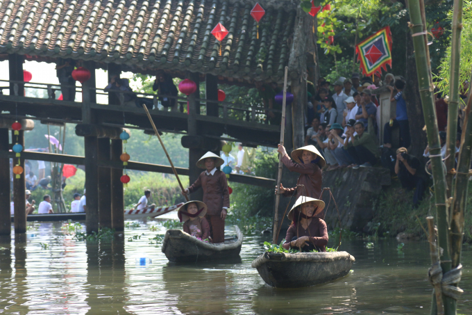 T&aacute;i hiện cảnh phi&ecirc;n chợ ng&agrave;y xưa.