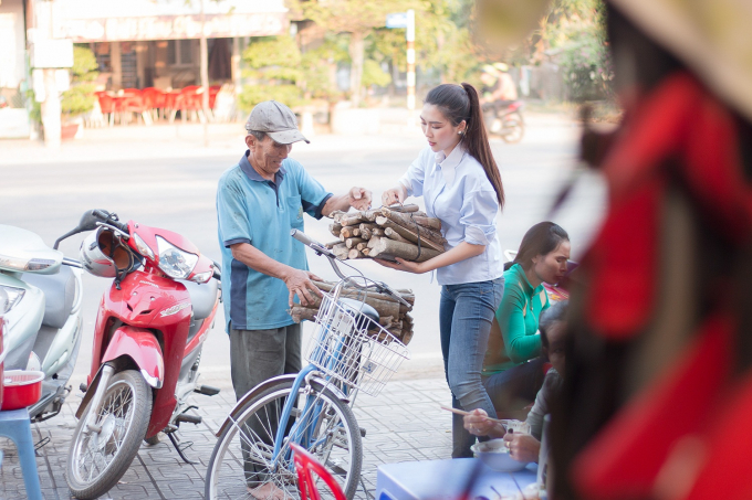 Tường Linh mướt mồ h&ocirc;i, đạp xe đi b&aacute;n củi tại T&acirc;y Ninh