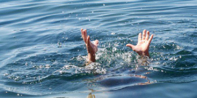 Nữ du kh&aacute;ch bị đuối nước trong t&igrave;nh trạng nguy kịch đang được cấp cứu tại bệnh viện (ảnh minh họa).