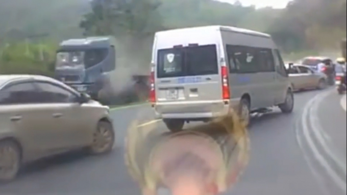 Vụ tai nan giao th&ocirc;ng xảy ra tr&ecirc;n dốc C&uacute;n, H&ograve;a B&igrave;nh dịp nghỉ lễ.