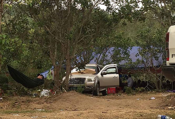 Địa điểm đ&aacute;nh bạc trong một vườn điều. Ảnh Tiền L&ecirc;