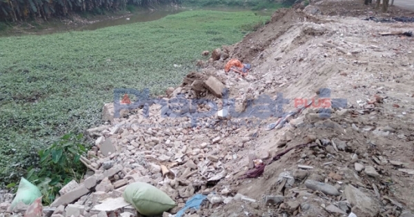Yên Thường, Gia Lâm: Xe tải chở hàng trăm tấn phế thải xây dựng ngang nhiên đổ xuống mương, xuống ruộng